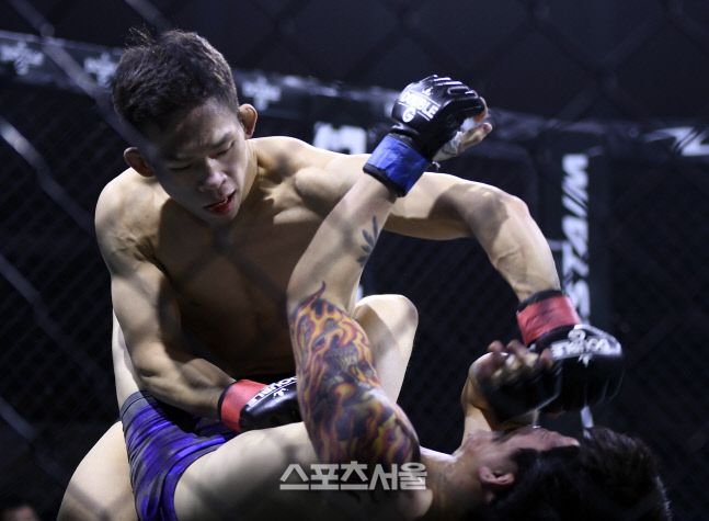 박현성이 지난해 12월 열린 더블지FC 플라이급 타이틀 결정전에서 김주환에게 파운딩 공격을 하고 있다. 이주상기자 rainbow@sportsseoul.com