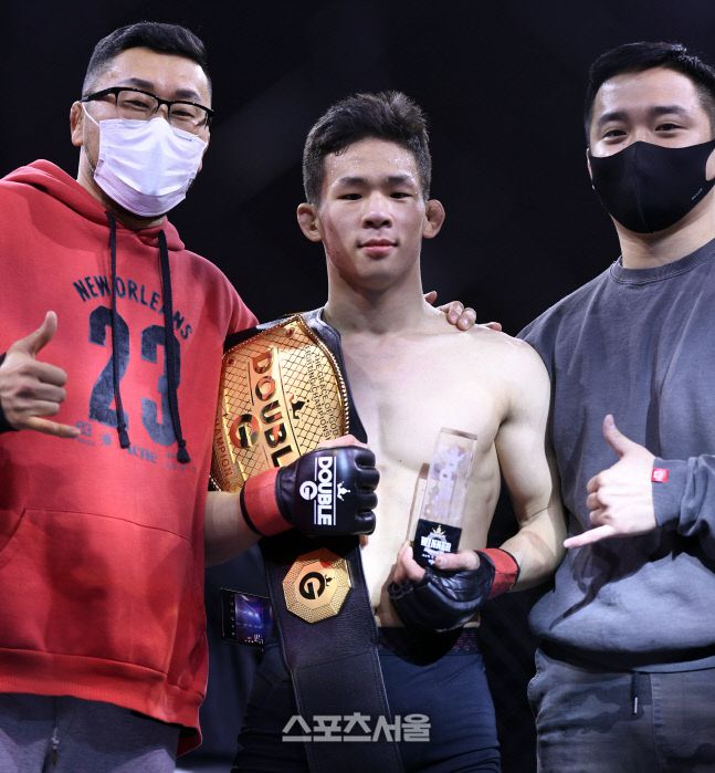 박현성이 지난해 12월 열린 더블지FC 플라이급 타이틀 결정전에서 김주환을 꺾고 초대 챔피언에 오른 후 자신을 지도한 차정환 관장과 최원준 코치(오른쪽)와 함께 촬영에 임하고 있다. 이주상기자 rainbow@sportsseoul.com