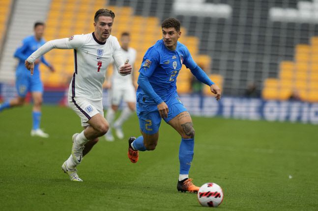 이탈리아의 지오반니 디 로렌초(오른쪽)가 잉글랜드의 잭 그릴리쉬 추격을 피해 공을 몰고 있다. 울버햄튼|EPA 연합뉴스