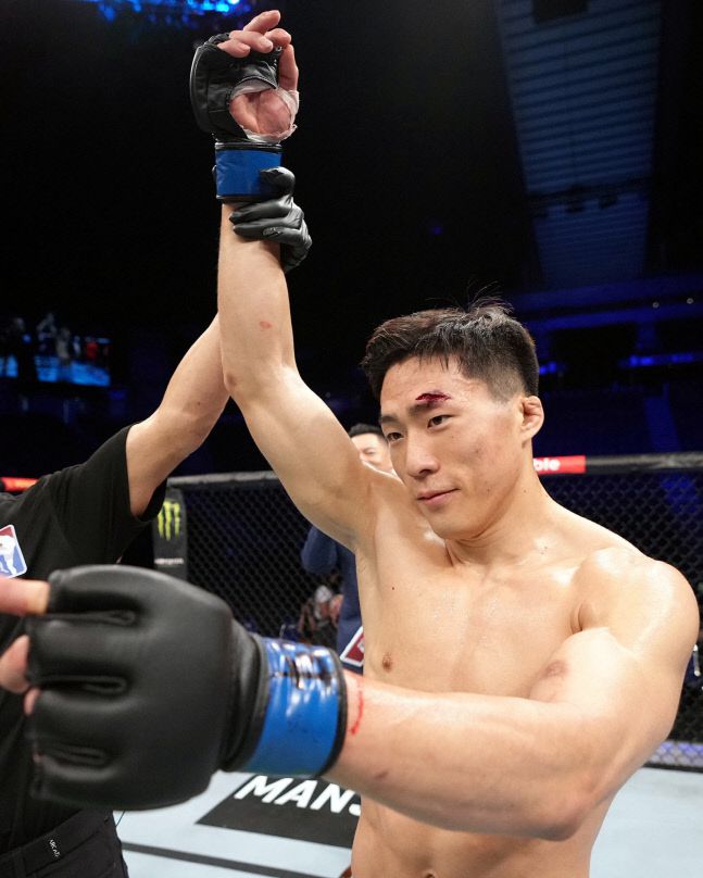 심판이 기원빈의 팔을 들어올리며 승리를 선언하고 있다. 사진 | UFC