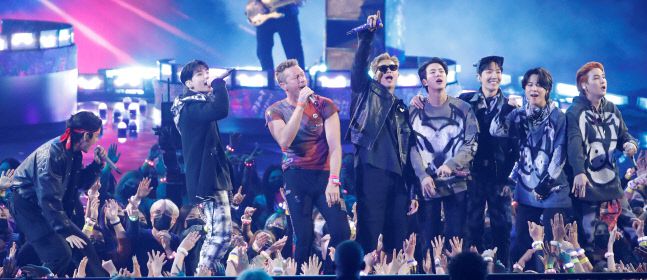 방탄소년단이 지난 21일(현지시간) 미국 로스엔젤레스에서 열린 2021 어메리칸 뮤직 어워즈(AMA)에서 콜드플레이와 함께 노래하고 있다. LA | 로이터연합뉴스