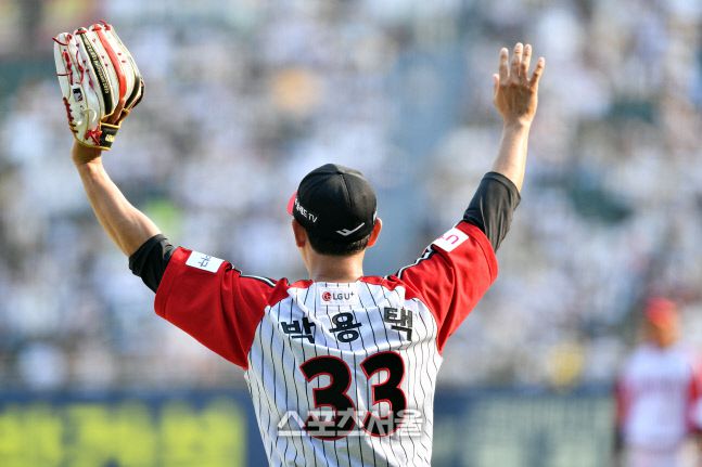 은퇴 2년만에 공식은퇴식을 갖게되는 박용택이 3일 잠실야구장에서 열리는 롯데자이언츠와 LG트윈스의 경기에서 외야수로 출전한후 바로 교체되며 정든 그라운드를 떠나고 있다.  잠실 | 강영조기자kanjo@sportsseoul.com