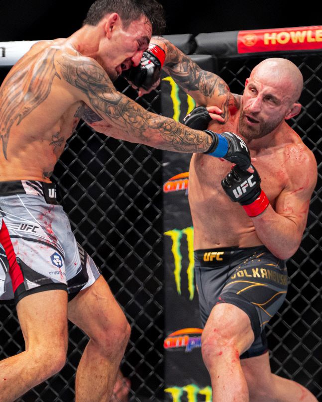 볼카노프스키가 할로웨이를 공격하고 있다. 사진 | UFC