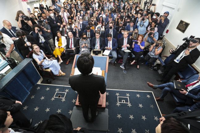 그룹 방탄소년단이 5월31일(현지시간)조 바이든 미국 대통령의 초청으로 미국 워싱턴의 백악관을 방문, 면담에 앞서 반 아시아 증오 범죄 문제에 대한 기자회견을 가졌다. 워싱턴 | UPI 연합뉴스.