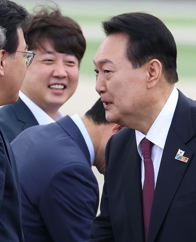 북대서양조약기구(NATO·나토) 정상회의 참석을 위해 3박5일간의 스페인 마드리드 방문을 마친 윤석열(오른쪽) 대통령이 1일 성남 서울공항에 도착, 영접나온 국민의힘 이준석 대표 등 지도부와 차례로 인사하고 있다. 성남 | 연합뉴스
