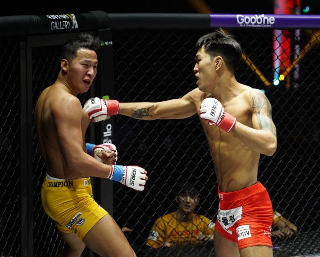 박시원이 박승모의 얼굴에 펀치를 성공시키고 있다. 사진 | 로드FC