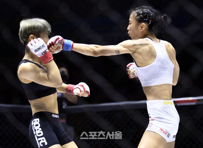 지난해 열린 로드FC 059에서 심유리가 박정은(오른쪽)에게 펀치 공격을 하고 있다. 이주상기자 rainbow@sportsseoul.com