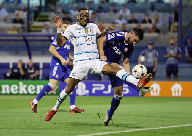 첼시 유니폼을 입고 첫 경기에 나선 피에르 에메릭 오바메양(가운데). 스페인에서 강도를 당해 턱뼈를 다친 그는 얼굴 보호대를 하고 출전했다. 자그레브|로이터 연합뉴스