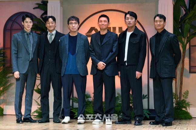 7일 오전 서울 강남구 조선팰리스 서울강남호텔에서 진행된 넷플릭스 시리즈 ‘수리남’ 제작발표회에서 출연 배우들이 취재진을 향해 포즈를 취하고 있다. 왼쪽부터 배우 유연석, 박해수, 윤종빈 감독, 황정민, 하정우, 조우진.‘수리남’은 남미 국가 수리남을 장악한 무소불위의 마약 대부로 인해 누명을 쓴 한 민간인이 국정원의 비밀 임무를 수락하며 벌어지는 이야기를 그린 넷플릭스 시리즈로 배우 하정우, 황정민, 박해수, 조우진, 유연석이 출연하며 윤종빈 감독이 연출을 맡았다. 2022. 9. 7. 박진업기자 upandup@sportsseoul.com