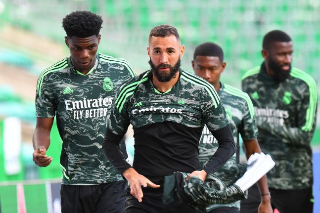 카림 벤제마(가운데) 등 레알 마드리드 선수들이 셀틱과의 경기를 앞두고 스코틀랜드 글래스고의 셀틱파크에서 몸을 풀고 있다. 글래스고|AFP 연합뉴스