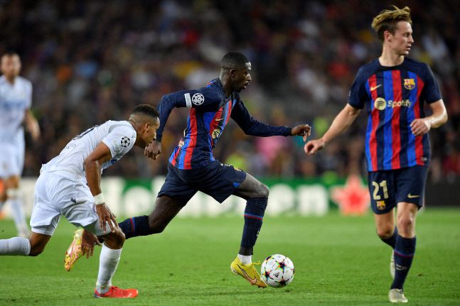 FC바르셀로나의 도움왕 우스만 뎀벨레(가운데). 그는 이번에도 레반도프스키의 골을 도왔다. 바르셀로나|AFP 연합뉴스