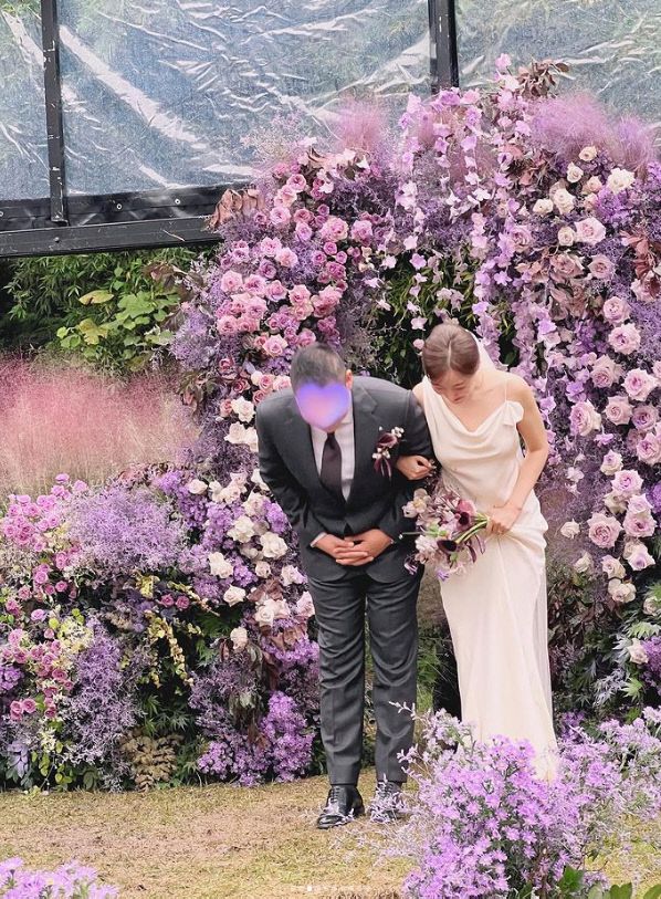 레인보우 고우리(오른쪽)가 지난 3일 서울 서초구에서 5세 연상 사업가와 화촉을 밝혔다. 출처 | 고우리SNS