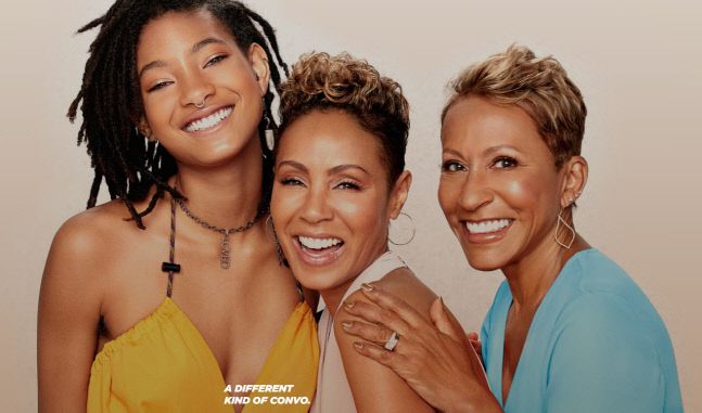 배우 제이다 핀켓 스미스(가운데)와 딸 윌로우(왼쪽), 엄마 아드리엔 밴필드 노리스 등 세 사람은 함께 토크쇼 ‘레드 테이블 토크’를 진행하고 있다.  출처 | 페이스북와치