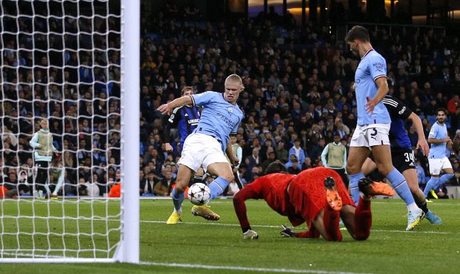 엘링 홀란이 전반 32분 자신의 두번째골을 터뜨리고 있다. 맨체스터|로이터 연합뉴스