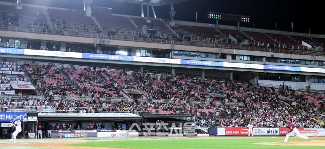 19일 수원 KT위즈파크에서 2022 KBO 포스트시즌 준플레이오프 3차전 KT와 키움과 경기가 열리고 있다. 이날도 준PO 1, 2차전에 이어 만석을 채우지 못했다. 수원 | 최승섭기자 thunder@sportsseoul.com