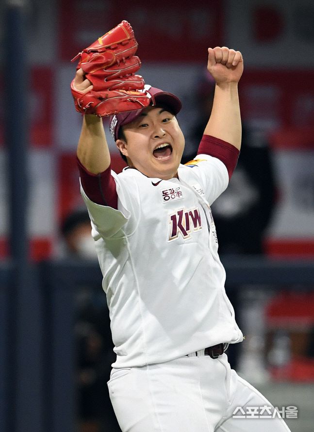 키움 김재웅이 27일 고척스카이돔에서 2022 KBO리그 LG와의 플레이오프 3차전 8회초 무사 1-2루 상황에서 LG 문보경의 번트 플라이를 다이빙 캐치로 잡아 2루로 송구해 더블 아웃을 만들어낸 뒤 기뻐하고 있다. 고척 | 박진업기자 upandup@sportsseoul.com