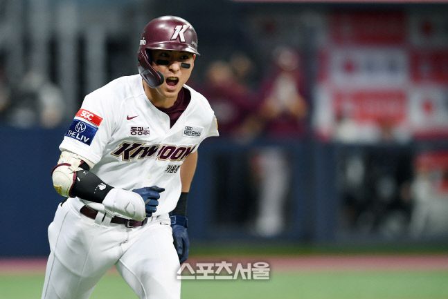 키움 이정후가 27일 고척스카이돔에서 열린 2022 KBO리그 LG와의 플레이오프 3차전 7회말 2사 LG 투수 이정용을 상대로 임지열에 이어 연속 타자 홈런을 기록한 뒤 기뻐하고 있다. 2022. 10. 27. 고척 | 박진업기자 upandup@sportsseoul.com