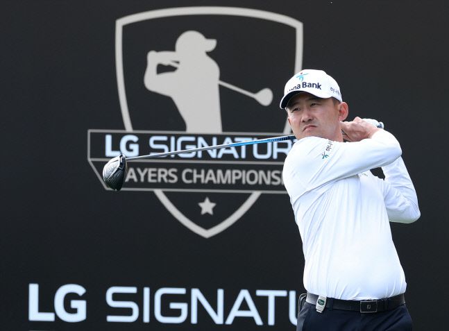 한승수가 10일 경기도 파주 서원밸리CC에서 열린 ‘LG 시그니처 플레이어스 챔피언십’ 1라운드 18번 홀에서 티샷하고 있다. 사진 | KPGA