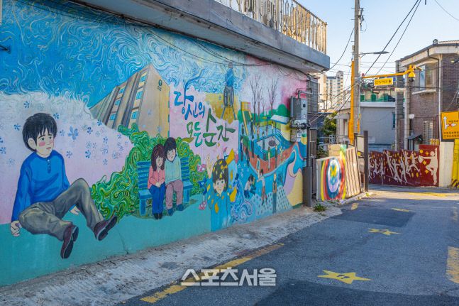 강풀 작가의 웹툰 속 장면이 그려진 골목담장 사진 | 서울관광재단