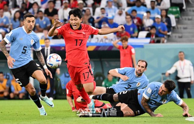 나상호가 24일 카타르 알라얀 에듀케이션 시티 스타디움에서 열린 2022 FIFA 카타르 월드컵 조별리그 H조 1차전 우루과이와 경기에서 상대 수비를 뚫고 드리블을 하고 있다. 2022. 11. 24.알라얀(카타르) | 최승섭기자 thunder@sportsseoul.com