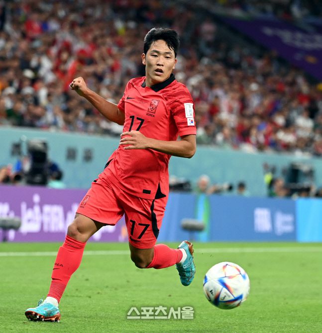 나상호가 24일 카타르 알라얀 에듀케이션 시티 스타디움에서 열린 2022 FIFA 카타르 월드컵 조별리그 H조 1차전 우루과이와 경기에서  드리블을 하고 있다. 2022. 11. 24.알라얀(카타르) | 최승섭기자 thunder@sportsseoul.com