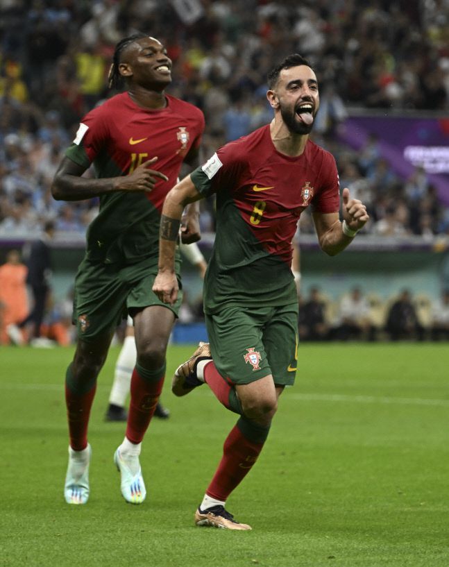 브루노 페르난데스(앞쪽)가 28일 우루과이전에서 선제골을 넣고 기뻐하고 있다. 도하 | AFP연합뉴스