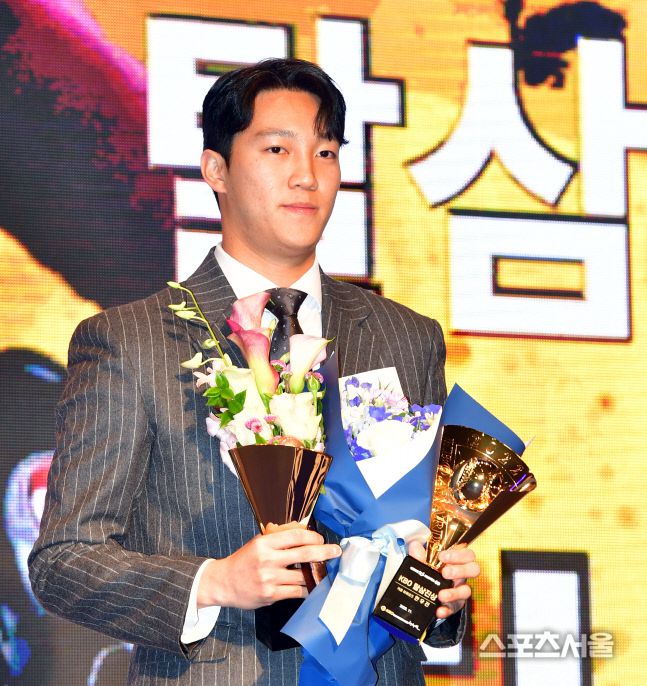 키움 안우진이 11월17일 열린 2022 KBO 시상식에서 탈삼진상과 평균자책상을 수상한 후 기념촬영을 하고 있다. 웨스틴조선 서울 | 강영조기자kanjo@sportsseoul.com