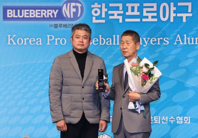 김성근 전 한화 감독(오른쪽)이 2일 청담동 리베라호텔에서 열린 2022 제10회 한국프로야구 은퇴선수의 날 행사에서 공로패를 받고 있다. 사진 | 리베라호텔=연합뉴스