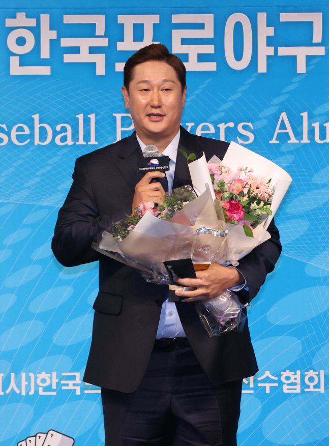 이대호가 2일 청담동 리베라호텔에서 열린 2022 제10회 한국프로야구 은퇴선수의 날 행사에서 레전드 특별상을 수상하고 소감을 밝히고 있다. 사진 | 리베라호텔=연합뉴스
