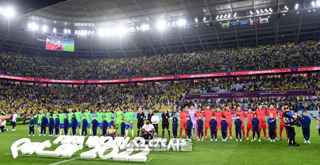 대표팀 선수들이 5일(한국시간 6일) 카타르 도하 스타디움 974에서 열린 2022 카타르 월드컵 16강전 브라질과 경기에서 애국가를 부르고 있다. 2022. 12. 5.도하(카타르) | 최승섭기자 thunder@sportsseoul.com