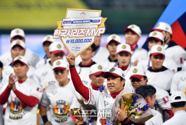 SSG 김강민이 8일 인천SSG랜더스필드에서 열린 2022 KBO리그 한국시리즈 6차전에서 승리하며 우승한 후 시상식에서 MVP로 뽑히자 환호하고 있다. 문학 | 강영조기자kanjo@sportsseoul.com