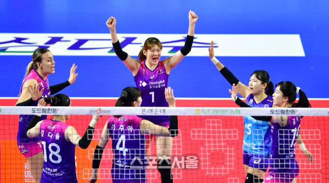 흥국 김다은 등 선수들이 8일 화성종합실내체육관에서 열린 2022-2023 KOVO 여자부 IBK기업은행과 흥국생명의 경기에서 득점한 후 환호하고 있다. 2023.1.8.화성 | 강영조기자kanjo@sportsseoul.com