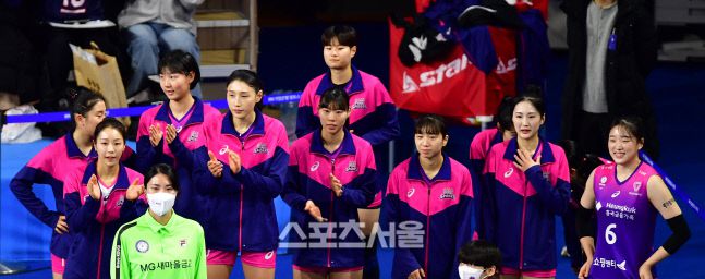 장염으로 선발에서 빠진 김연경이 8일 화성종합실내체육관에서 열린 2022-2023 KOVO 여자부 IBK기업은행과 흥국생명의 경기에서 선수들에 박수를 치며 독려하고 있다. 2023.1.8.화성 | 강영조기자kanjo@sportsseoul.com