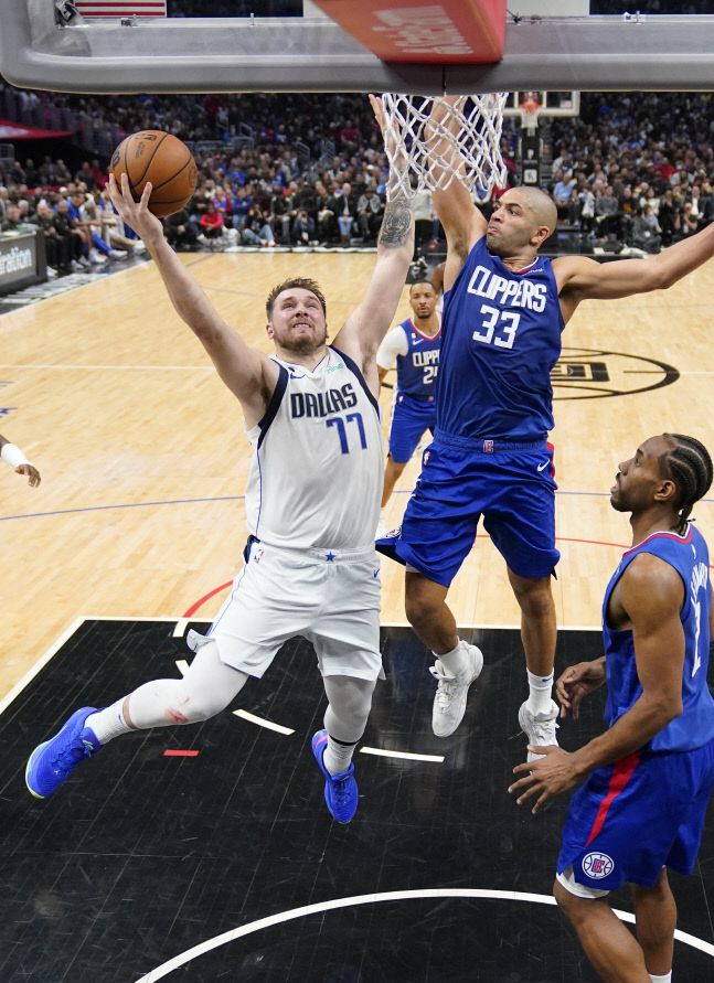 11일 크립토 닷컴 아레나에서 벌어진 LA 클리퍼스전에서 니콜라스 바툼(33)의 마크를 피해 레이업 슛을 시도하는 댈러스 메버릭스 루카 돈치치. AP연합연합