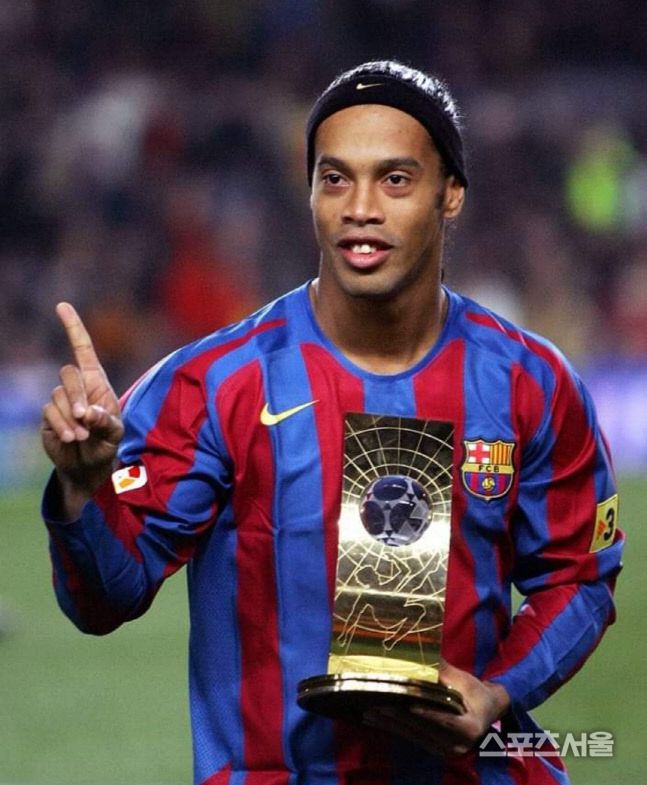 FC바르셀로나 시절의 호나우지뉴. 호나우지뉴 페이스북