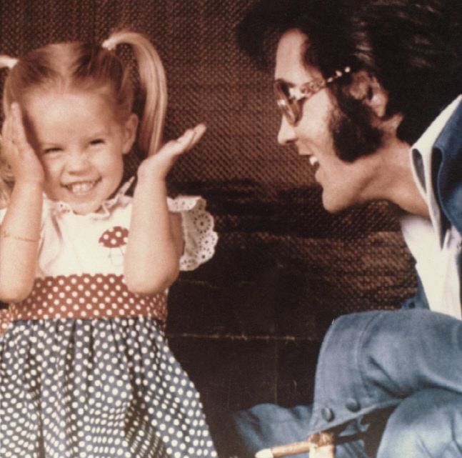 故 엘비스 프레슬리(오른쪽)와 딸 리사마리. 출처 | 리사마리 채널