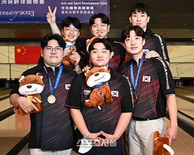 남자 5인조에서 1위를 달리다 아쉽게 3위로 밀려한 한국 선수들. 대한볼링협회