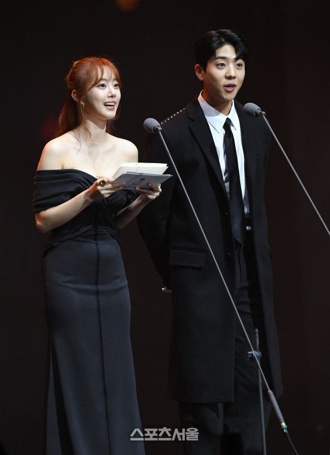 배우 박세완(왼쪽)과 채종협이 19일 서울 송파구 올림픽공원 KSPO DOME에서 열린 ‘제32회 서울가요대상’에서 수상자를 발표하고 있다. 2023. 1. 19. 박진업기자 upandup@sportsseoul.com