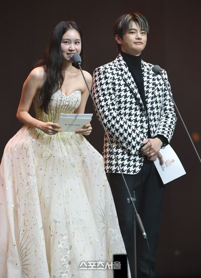 배우 김예원(왼쪽)과 서인국이 19일 서울 송파구 올림픽공원 KSPO DOME에서 열린 ‘제32회 서울가요대상’에서 수상자를 발표하고 있다. 2023. 1. 19. 박진업기자 upandup@sportsseoul.com