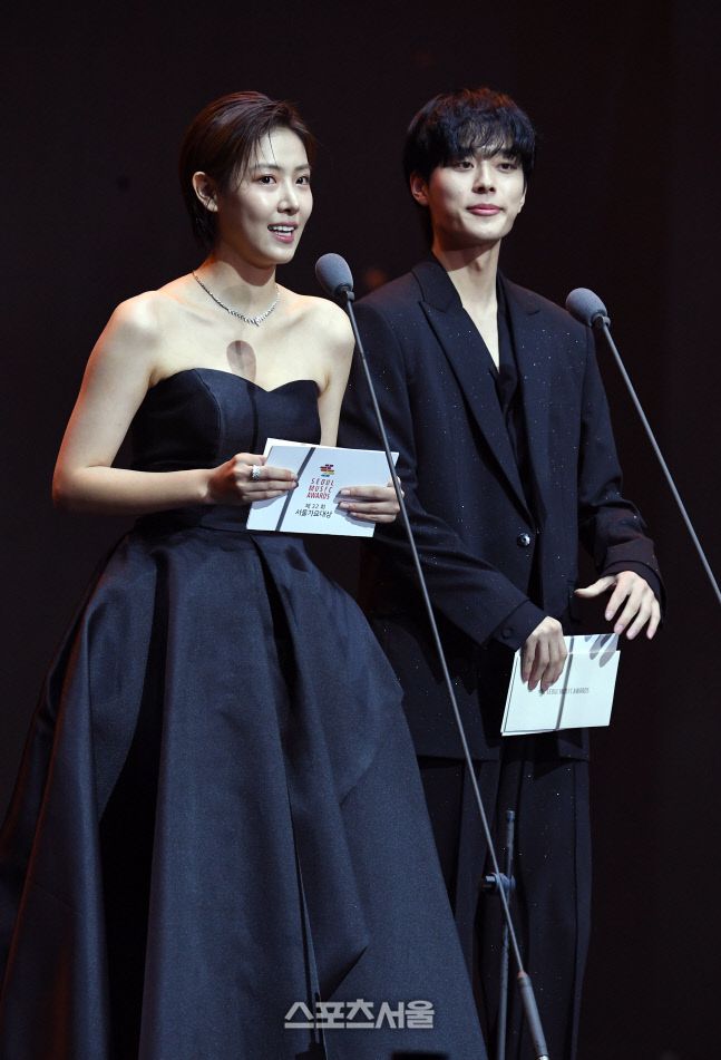 배우 배다빈(왼쪽)과 류선호가 19일 서울 송파구 올림픽공원 KSPO DOME에서 열린 ‘제32회 서울가요대상’에서 수상자를 발표하고 있다. 2023. 1. 19. 박진업기자 upandup@sportsseoul.com