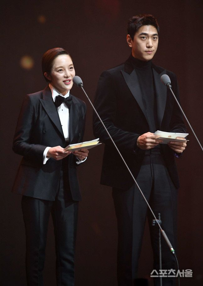 배우 황보라(왼쪽)와 성준이 19일 서울 송파구 올림픽공원 KSPO DOME에서 열린 ‘제32회 서울가요대상’에서 본상 수상자를 발표하고 있다. 2023. 1. 19. 박진업기자 upandup@sportsseoul.com