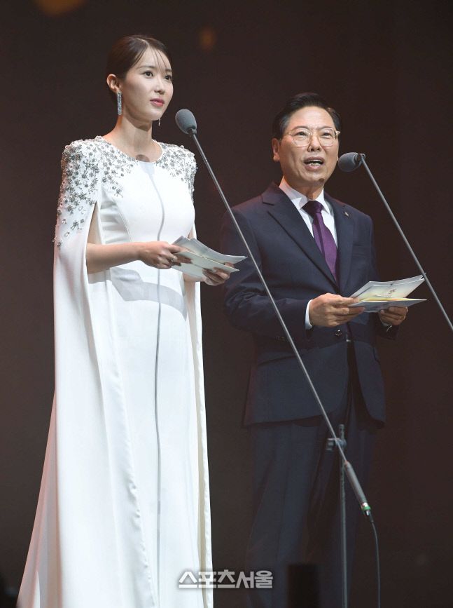 배우 임수향(왼쪽)과 이삼걸 하이원 리조트 대표가 19일 서울 송파구 올림픽공원 KSPO DOME에서 열린 ‘제32회 서울가요대상’에서 수상자를 발표하고 있다. 2023. 1. 19. 박진업기자 upandup@sportsseoul.com