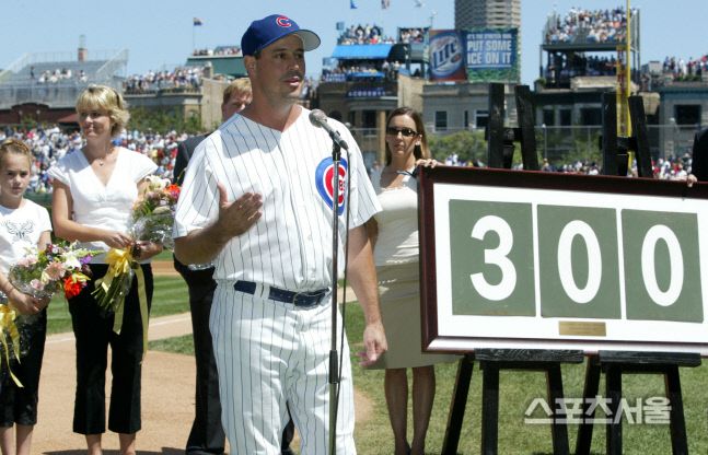 그렉 매덕스 300승 달성 기념식. 2004.8.15  이주상기자 rainbow@sportsseoul.com