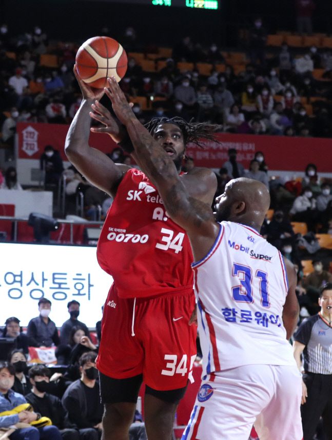 SK 워니(왼쪽)가 28일 잠실학생체육관에서 열린 2022~2023 프로농구 정규리그 한국가스공사전에서 슛을 시도하고 있다. 사진제공 | KBL