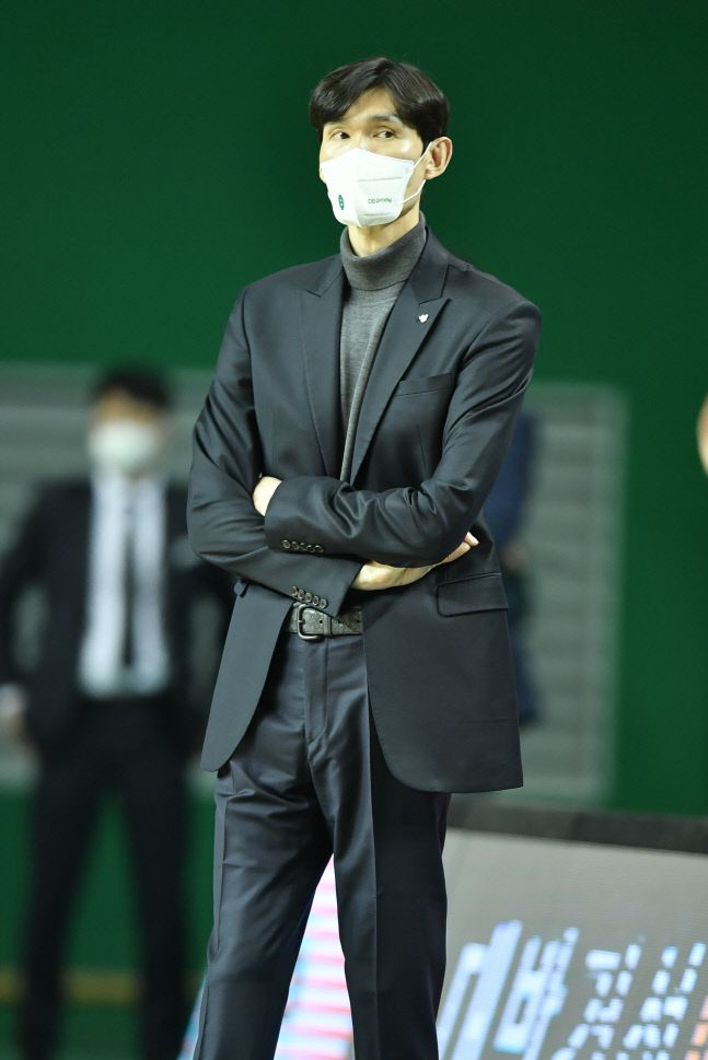 DB 김주성 감독대행이 28일 원주종합체육관에서 열린 2022~2023 프로농구 KCC전에서 경기를 주시하고 있다. 사진제공 | KBL