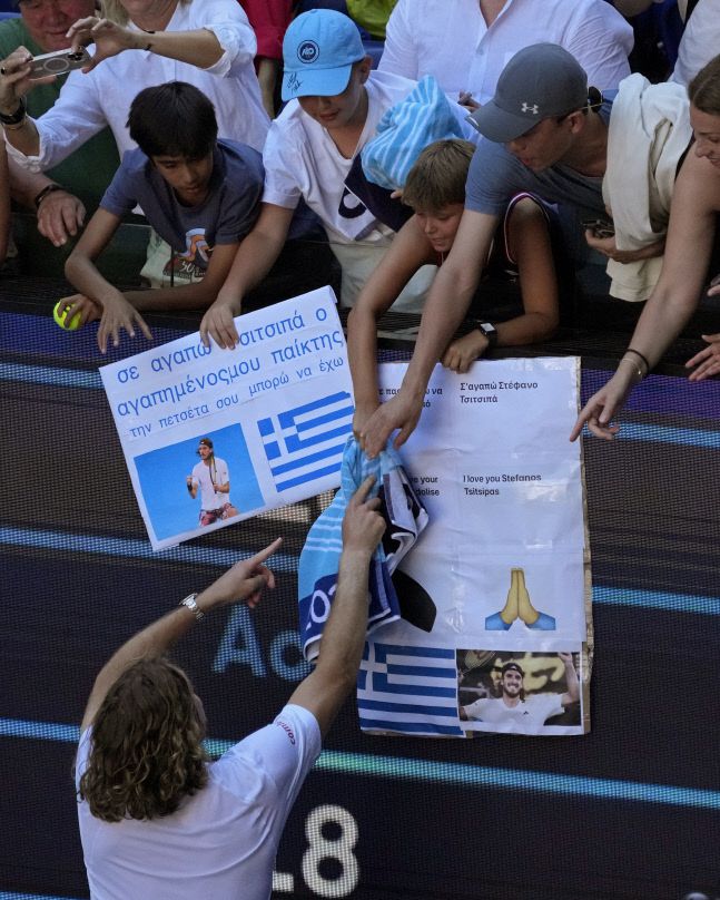 치치파스가 그리스 팬들에게 사인을 해주고 있다. 멜버른|AP 연합뉴스