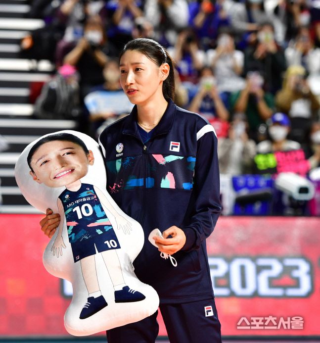 팬투표 1위를 차지한 남자부 신영석과 여자부 김연경이 올스타전 경기에 앞서 ‘올스타 최다 팬투표 상’을 수상하고 있다. 김연경이 팬들의 응원문구를 쳐다보고 있다.도드람 2022-2023 V-리그 올스타전이 29일 인천 삼산월드체육관에서 동계 스포츠팬들의 뜨거운 열기와 함께 화려한 막을 올렸다. 남자부와 여자부가 1,2세트씩 나눠서 M-스타와 Z-스타로 나눠 한판 승부를 벌인 가운데 경기 중간 준간 선수들의 끼를 한껏 내뿜을 수 있는 다양한 이벤트가 진행되어 체육관을 찾은 팬들에게 또다른 재미를 선사했다. 2023.1.29.인천 | 강영조기자kanjo@sportsseoul.com