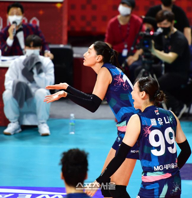 Z-스타 선수들이 잘 준비된 댄스실력을 뽐내자 마치 비웃기라도 하듯 김연경이 코킥 춤실력을 뽐내고 있다.도드람 2022-2023 V-리그 올스타전이 29일 인천 삼산월드체육관에서 동계 스포츠팬들의 뜨거운 열기와 함께 화려한 막을 올렸다. 남자부와 여자부가 1,2세트씩 나눠서 M-스타와 Z-스타로 나눠 한판 승부를 벌인 가운데 경기 중간 준간 선수들의 끼를 한껏 내뿜을 수 있는 다양한 이벤트가 진행되어 체육관을 찾은 팬들에게 또다른 재미를 선사했다. 2023.1.29.인천 | 강영조기자kanjo@sportsseoul.com