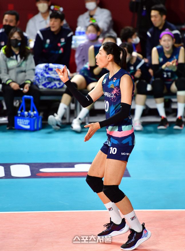 Z-스타 선수들이 잘 준비된 댄스실력을 뽐내자 마치 비웃기라도 하듯 김연경이 코킥 춤실력을 뽐내고 있다.도드람 2022-2023 V-리그 올스타전이 29일 인천 삼산월드체육관에서 동계 스포츠팬들의 뜨거운 열기와 함께 화려한 막을 올렸다. 남자부와 여자부가 1,2세트씩 나눠서 M-스타와 Z-스타로 나눠 한판 승부를 벌인 가운데 경기 중간 준간 선수들의 끼를 한껏 내뿜을 수 있는 다양한 이벤트가 진행되어 체육관을 찾은 팬들에게 또다른 재미를 선사했다. 2023.1.29.인천 | 강영조기자kanjo@sportsseoul.com