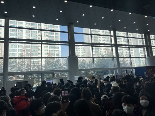 인생네컷을 찍기 위해 팬들이 줄지어 있다. 인천 | 강예진기자